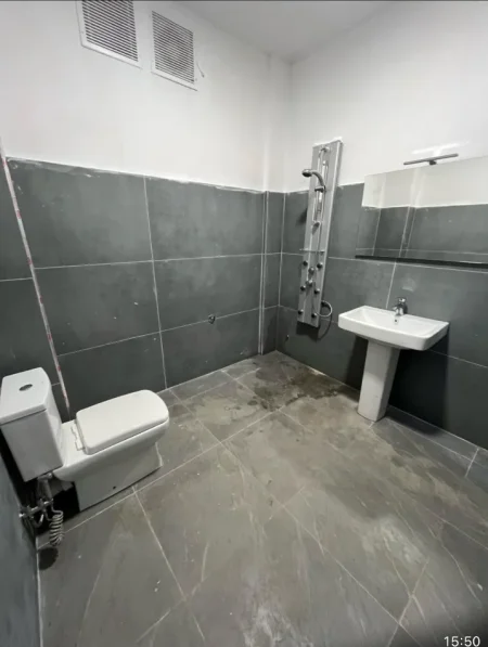 Tirane, jap me qera Objekti Biznesi sall e hapur 800 €