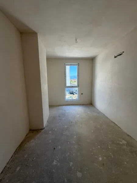 Tirane, shitet apartament 2+1+Ballkon Kati 2, 81 m² 100.000 € (Univers City)