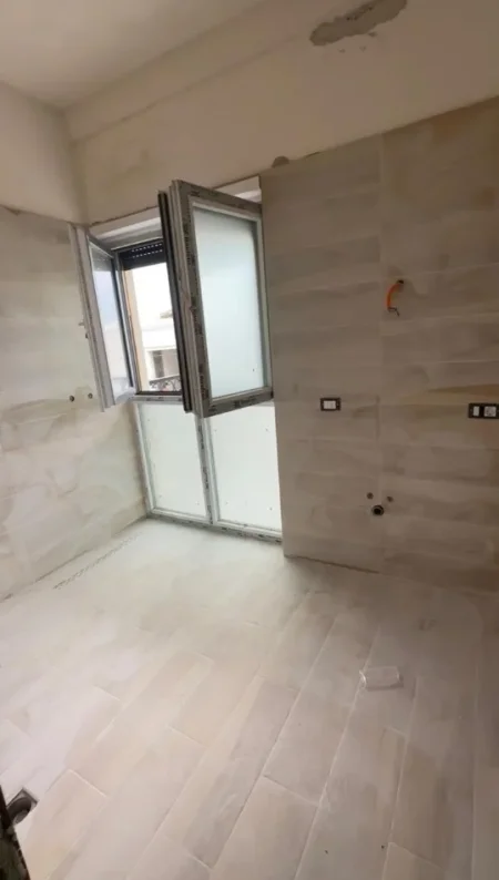 Tirane, shitet apartament 1+1+Ballkon Kati 2, 77 m² 120.000 € (Teg)