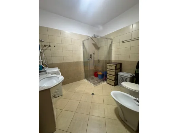 Tirane, jepet me qera apartament 2+1+Ballkon Kati 4, 92 m² 700 € (Rruga e Kavajes)