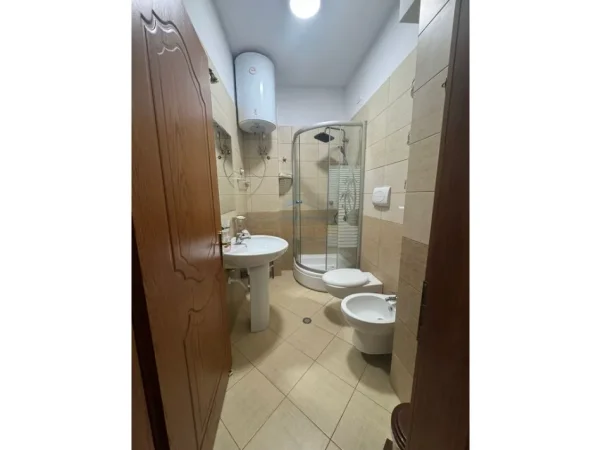 Tirane, jepet me qera apartament 2+1+Ballkon Kati 4, 92 m² 700 € (Rruga e Kavajes)