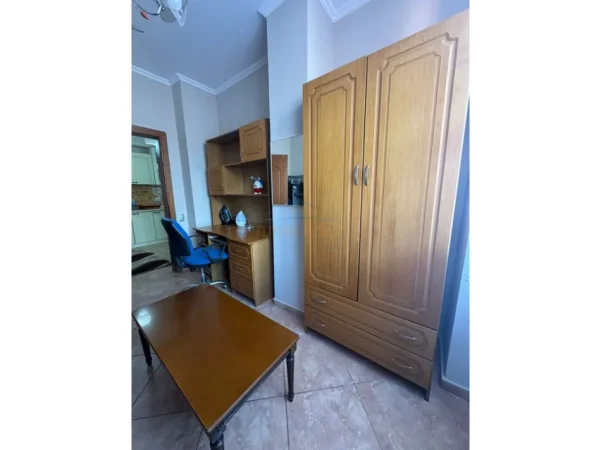 Tirane, jepet me qera apartament 2+1+Ballkon Kati 4, 92 m² 700 € (Rruga e Kavajes)