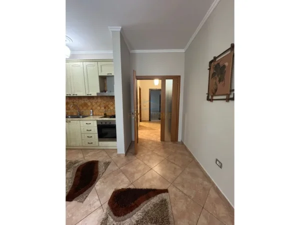Tirane, jepet me qera apartament 2+1+Ballkon Kati 4, 92 m² 700 € (Rruga e Kavajes)