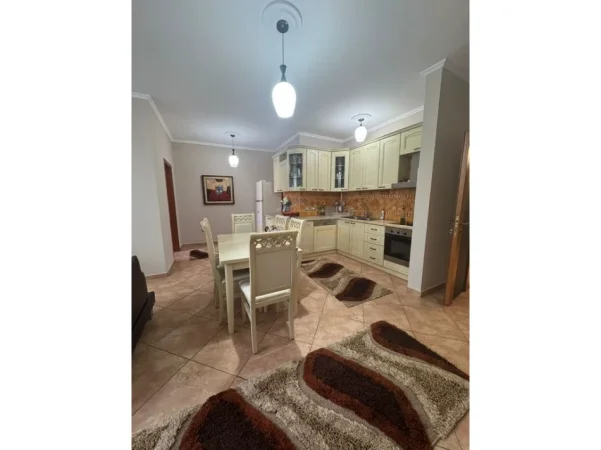 Tirane, jepet me qera apartament 2+1+Ballkon Kati 4, 92 m² 700 € (Rruga e Kavajes)