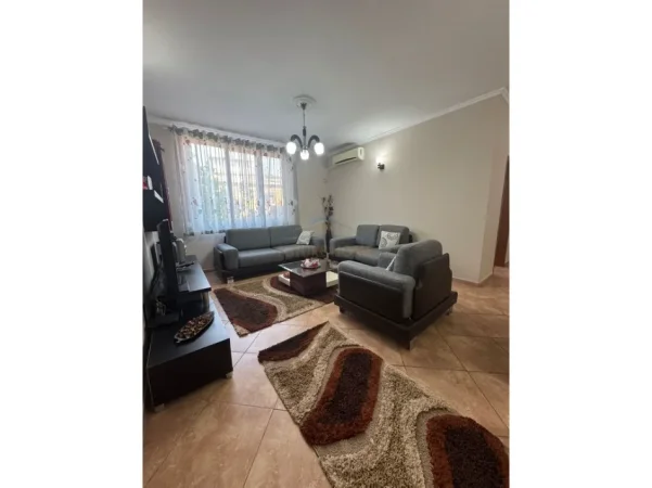 Tirane, jepet me qera apartament 2+1+Ballkon Kati 4, 92 m² 700 € (Rruga e Kavajes)