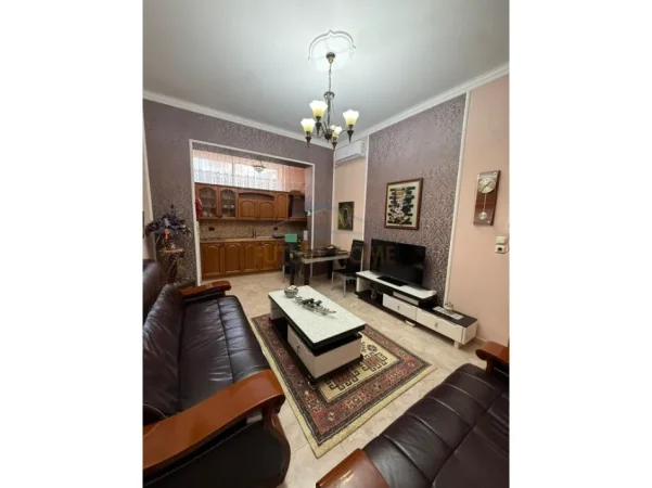 Shqiperi, jepet me qera apartament 2+1+Ballkon Kati 2, 64 m² 700 € (Vasil Shanto)