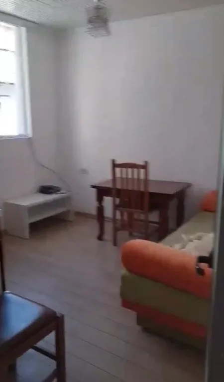 Tirane, jepet me qera apartament 1+1 Kati 1, 70 m² 450 € (Vasil Shanto)