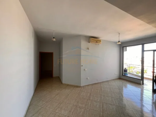 Tirane, jepet me qera apartament 2+1+Ballkon Kati 6, 109 m² 600 € (Rruga e Kavajes)
