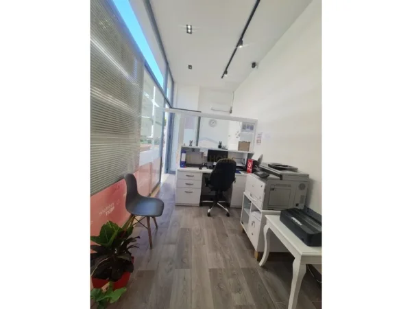 Tirane, shes ambjent biznesi Kati 0, 27 m² 125.000 € 