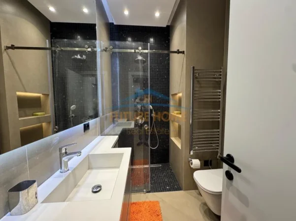 Tirane, jepet me qera apartament 1+1+Ballkon Kati 4, 78 m² 900 € (Rruga e Kavajes)