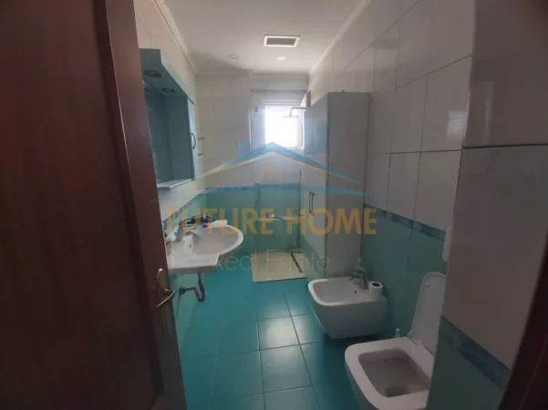 Tirane, jepet me qera apartament 2+1+Ballkon Kati 8, 98 m² 600 € (Rruga e Kavajes)