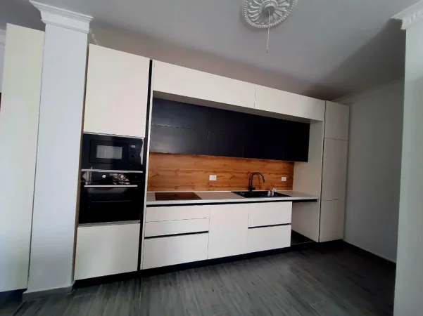 Tirane, jepet me qera apartament 2+1 , 550 € (Yzberisht)