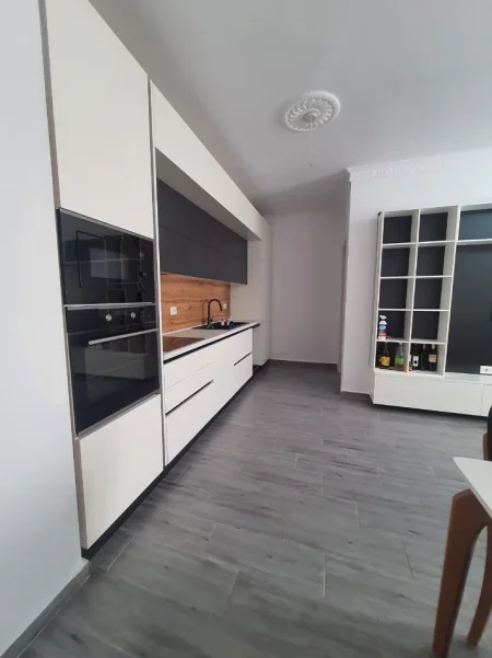 Tirane, jepet me qera apartament 2+1 , 550 € (misto mame)
