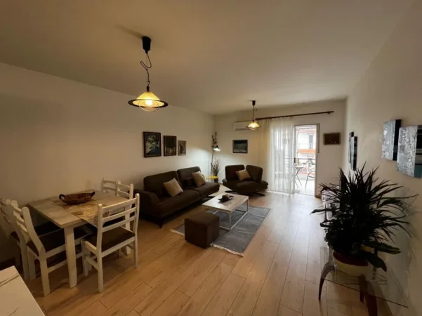 Tirane, jepet me qera apartament 2+1+Aneks+Ballkon Kati 4, 100 m² 899 €  Prane Kika 2 )