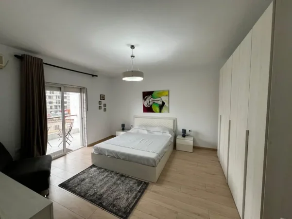 Tirane, jepet me qera apartament 2+1+Aneks+Ballkon Kati 4, 100 m² 899 €  Prane Kika 2 )