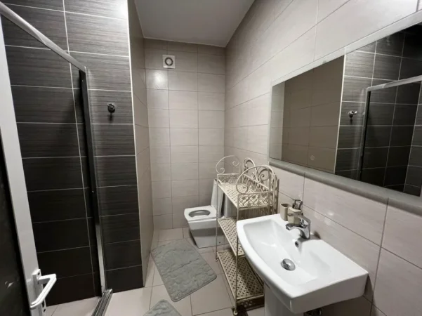 Tirane, jepet me qera apartament 2+1+Aneks+Ballkon Kati 4, 100 m² 899 €  Prane Kika 2 )
