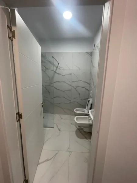 🏢 JEPEN APARTAMENTE ME QIRA – 5 MAJI , Fringo i Ri  550 € (5 Maj)