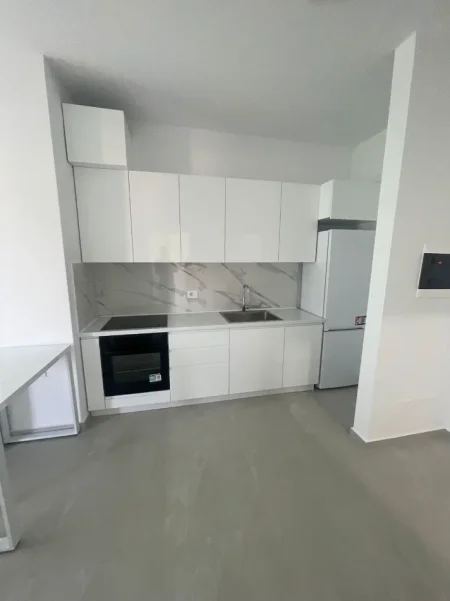 🏢 JEPEN APARTAMENTE ME QIRA – 5 MAJI , Fringo i Ri  550 € (5 Maj)