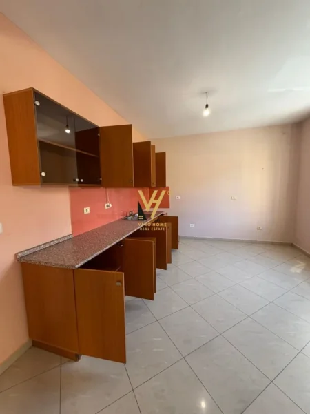 Tirane, shitet apartament 2+1+Ballkon Kati 1, 106 m² 250.000 € (KOMUNA E PARISIT)