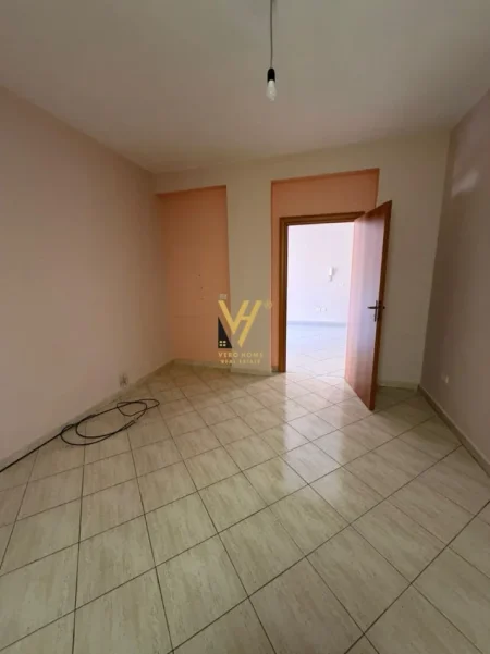 Tirane, shitet apartament 2+1+Ballkon Kati 1, 106 m² 250.000 € (KOMUNA E PARISIT)