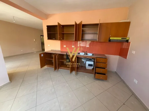 Tirane, shitet apartament 2+1+Ballkon Kati 1, 106 m² 250.000 € (KOMUNA E PARISIT)