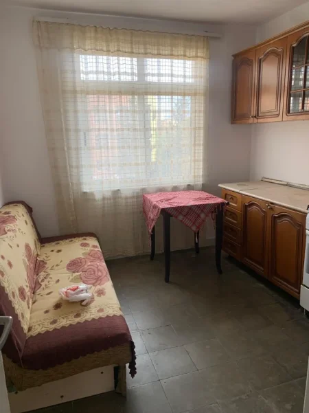 Jepet me Qera Apartamenti 2 plus 1 tek Rruga e Dibres ne Qender te Tiranes