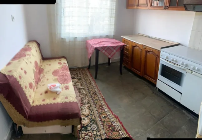 Jepet me Qera Apartamenti 2 plus 1 tek Rruga e Dibres ne Qender te Tiranes