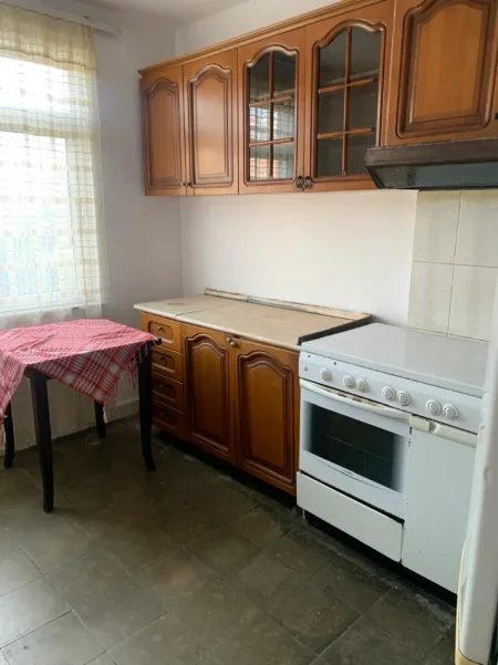 Jepet me Qera Apartamenti 2 plus 1 tek Rruga e Dibres ne Qender te Tiranes