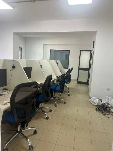 Tirane, jepet me qera zyre Kati 1, 140 m² 750 € (Sheshi Avni Rustemi,Pazari i Ri)