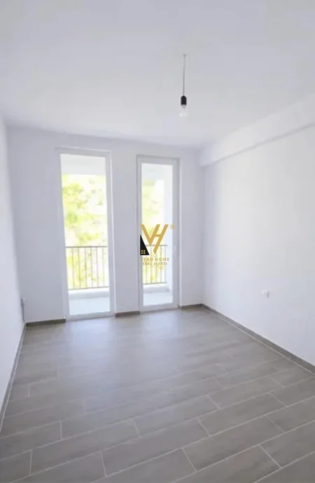 Tirane, jepet me qera zyre Kati 2, 98 m² 420 € (5 MAJI)