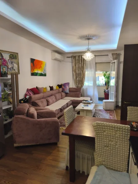 Tirane, shitet apartament 2+1+Ballkon Kati 1, 106 m² (rruga 5 maji)