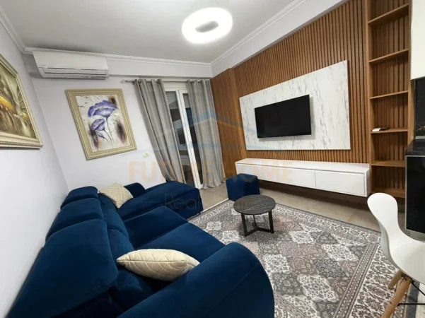Tirane, jepet me qera apartament 1+1+Ballkon Kati 7, 60 m² 450 € (Unaza e re)