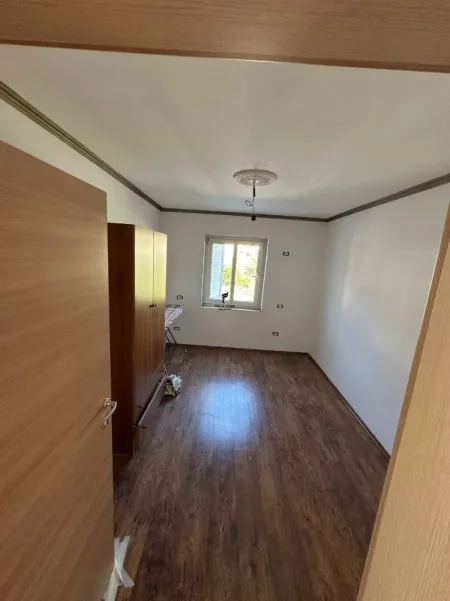 Tirane, shitet apartament 2+1 Kati 5, 75 m² 95.000 € (KOMBINAT)