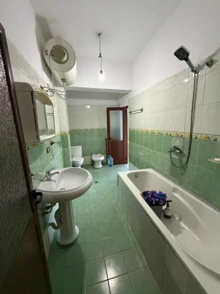 Tirane, jepet me qera apartament 2+1 Kati 2, 90 m² 350 € (Fresku)