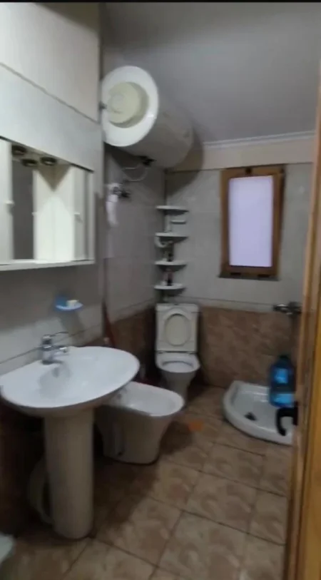 Tirane, jepet me qera apartament 1+1 Kati 6, 60 m² 400 € (Rruga Reshit Petrela)