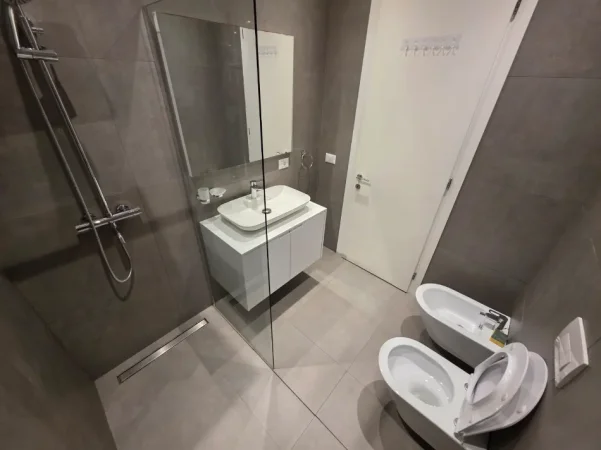 Tirane, jepet me qera apartament 1+1+Ballkon Kati 3, 70 m² 1.000 € (Rruga e Kavajes)
