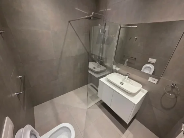 Tirane, jepet me qera apartament 1+1+Ballkon Kati 3, 70 m² 1.000 € (Rruga e Kavajes)