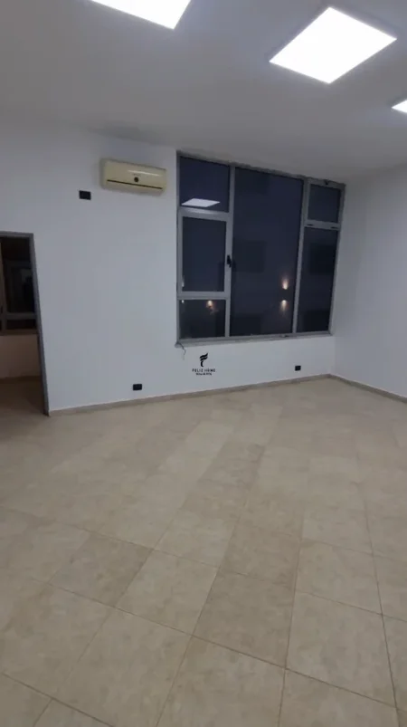 Tirane, jepet me qera zyre Kati 1, 80 m² 960 € (MYSLYM SHYRI)