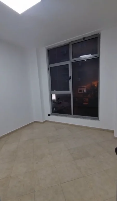 Tirane, jepet me qera zyre Kati 1, 80 m² 960 € (MYSLYM SHYRI)