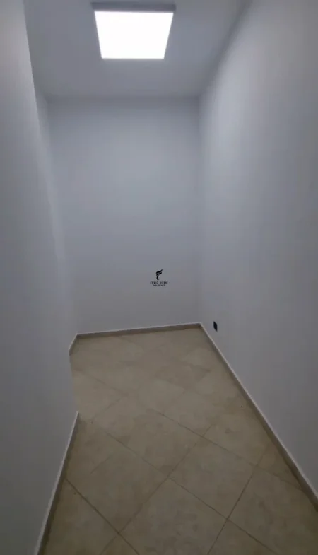 Tirane, jepet me qera zyre Kati 1, 80 m² 960 € (MYSLYM SHYRI)