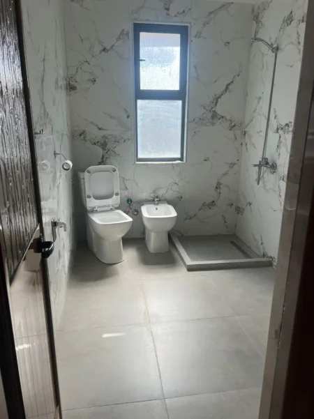 Tirane, jepet me qera apartament 3+1 , 200 m² 500 € (Fresk)