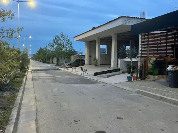 Tirane, jepet me qera magazine Kati 0, 250 m² 1.500 € (Bulevardi i Bathores)