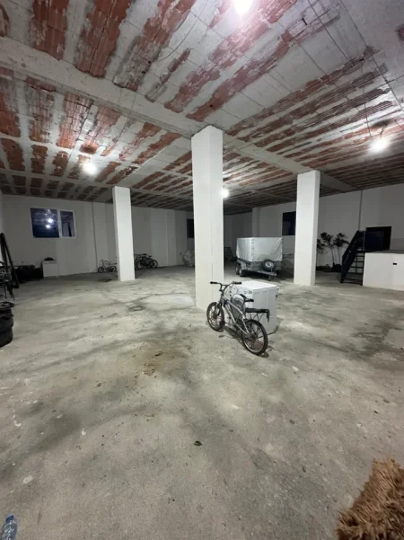 Tirane, jepet me qera magazine Kati 0, 250 m² 1.500 € (Bulevardi i Bathores)