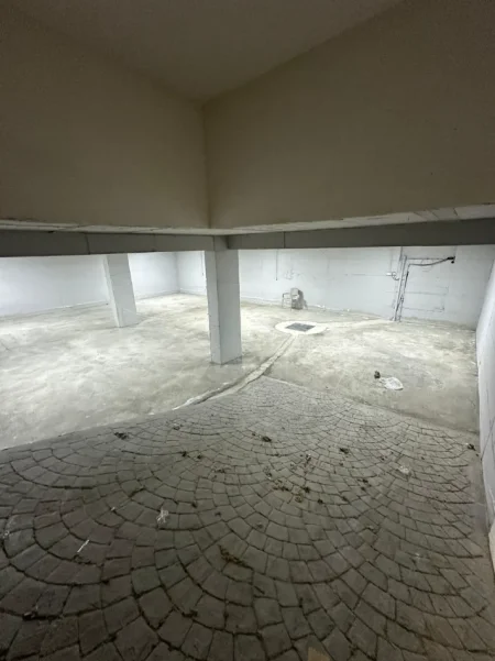 Tirane, jepet me qera magazine Kati 0, 250 m² 1.500 € (Bulevardi i Bathores)