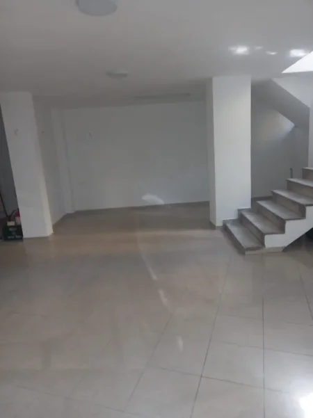 Tirane, jepet me qera ambjent biznesi Kati -1, 64 m² 700 € (Rruga Ali Demi, Pallat i Ri, prane shkolles 1 Maji, Tirane)