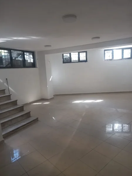 Tirane, jepet me qera ambjent biznesi Kati -1, 64 m² 700 € (Rruga Ali Demi, Pallat i Ri, prane shkolles 1 Maji, Tirane)