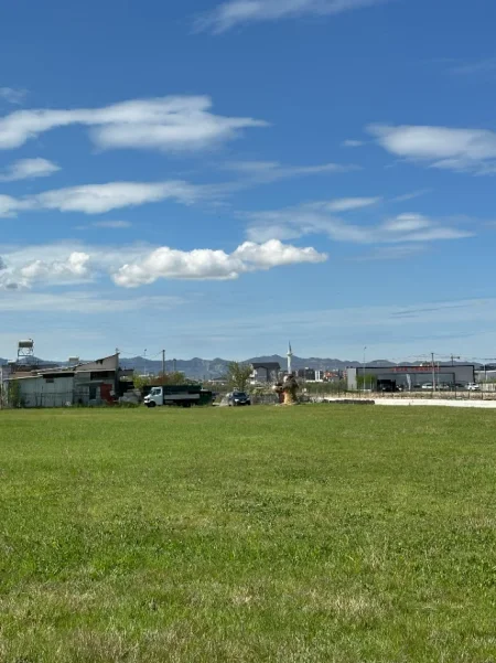 Shitet toke ne Kamëz, 4.200 m² 70.000 €/1000 m2