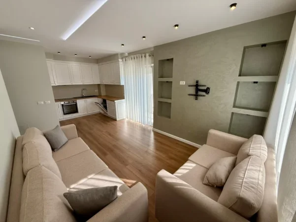 Tirane, jepet me qera apartament 2+1 Kati 5, 90 m² 500 € (UNIVERS CITY)