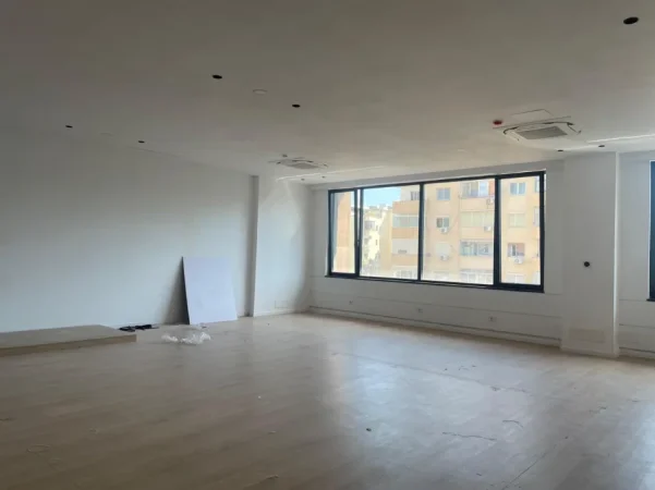 Tirane, jepet me qera zyre Kati 5, 140 m² 2.380 € (Kompleksi Delijorgji)