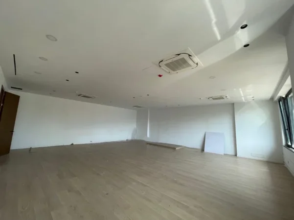 Tirane, jepet me qera zyre Kati 5, 140 m² 2.380 € (Kompleksi Delijorgji)